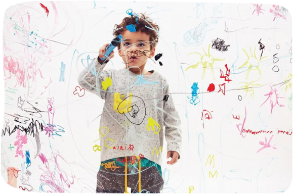 Bimbo con maglietta macchiata