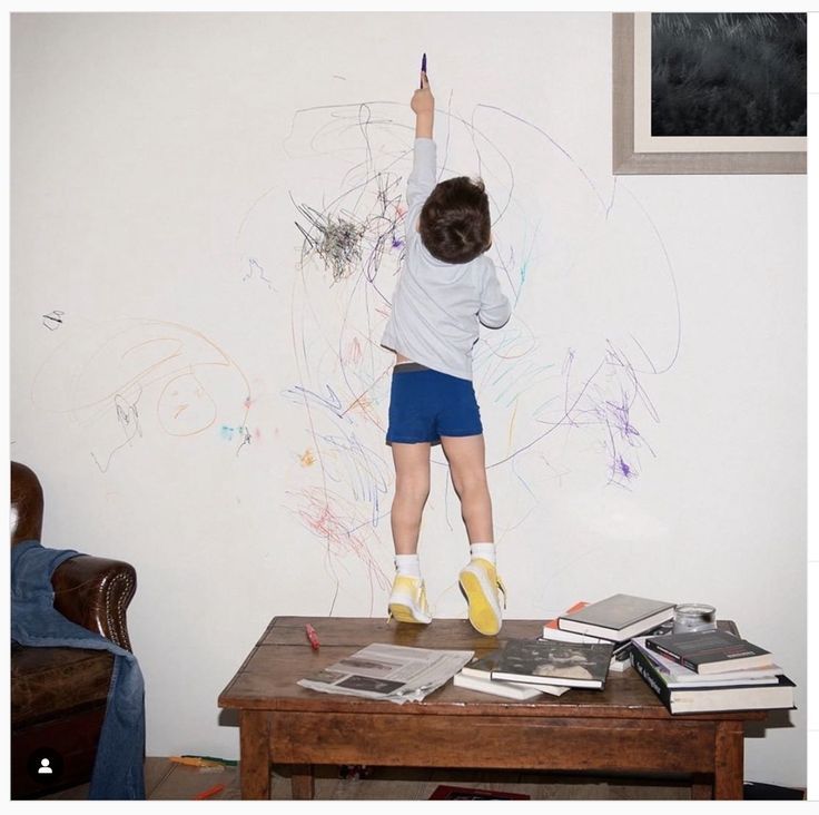 Bimbo vicino al muro